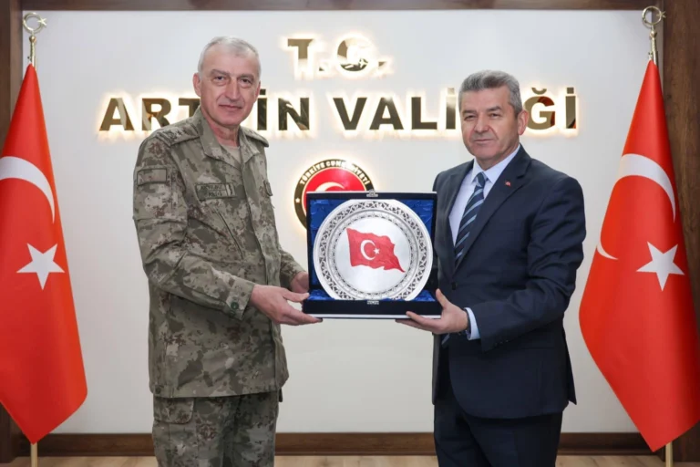 Erzurum 9. Kolordu Komutanı Tümgeneral Osman Akyıldız Artvin Valisi'ni ziyaret etti