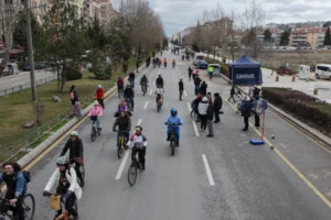 Eskişehir Arabasız Pazar etkinliği için toplanan insanlar