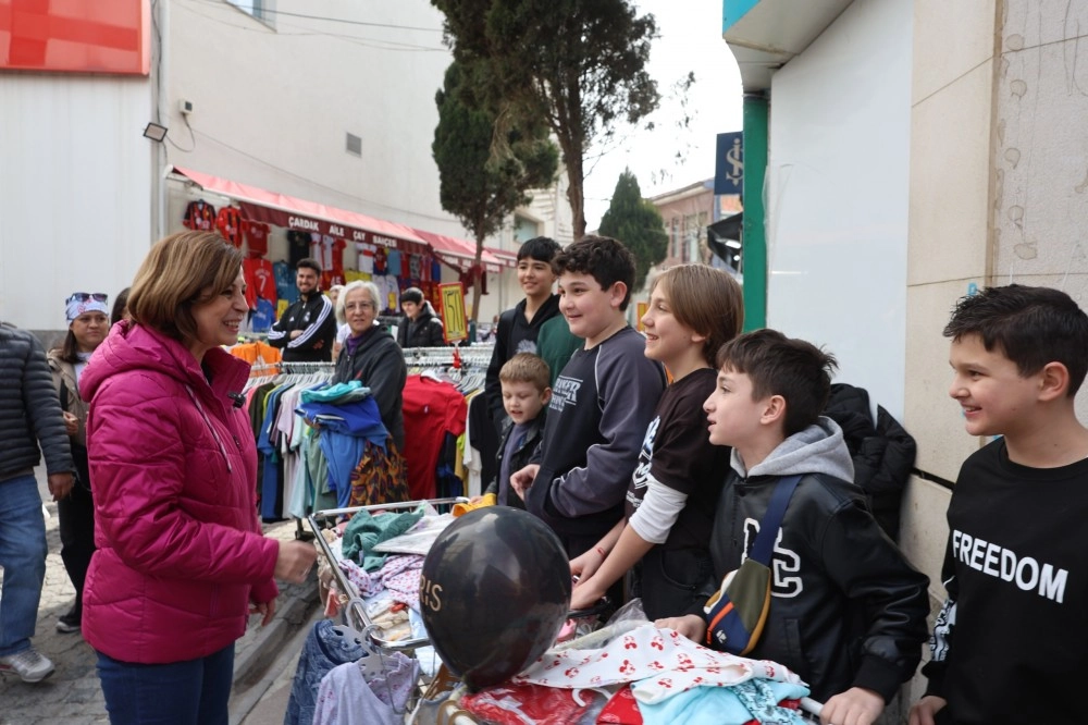 Eskişehir Büyükşehir Belediye Başkanı Ayşe Ünlüce, bayram öncesi esnaf ve vatandaşlarla bir araya gelerek bayram coşkusunu paylaşıyor.
