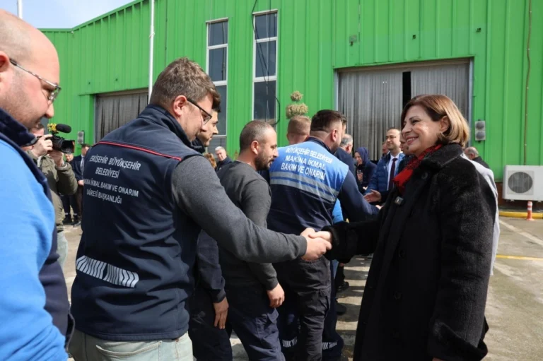 Eskişehir Büyükşehir Belediye Başkanı Ayşe Ünlüce, personelle bayramlaştı.