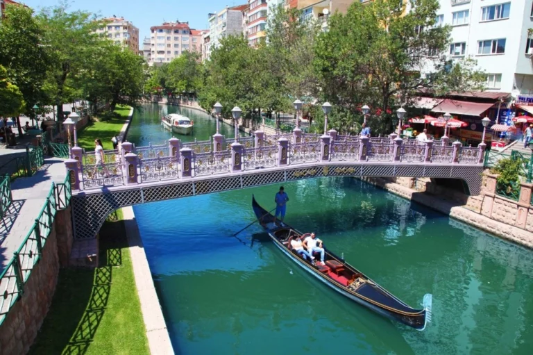 Eskişehir'de Ramazan Bayramı öncesi müzeler, parklar ve sosyal alanlarda yapılan düzenlemeleri gösteren görsel