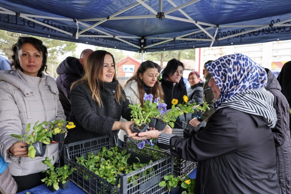 Eskişehir'de bayram arifesinde mezarlık ziyaret eden vatandaşlara ücretsiz çiçek dağıtan belediye görevlileri