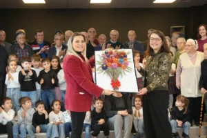 Eskişehir'de minik öğrenciler, yaşlılara saygı haftası kapsamında huzurevi sakinlerini ziyaret ederek onlarla keyifli vakit geçirdi.