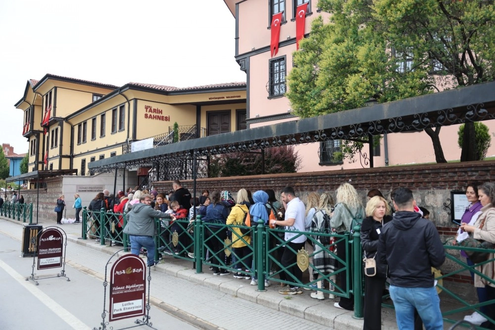 Eskişehir'de bayram tatilinde müzeler ve parklar yerli ve yabancı turistlerle doldu taştı.