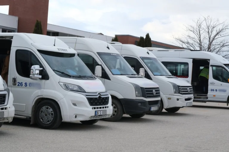 Eskişehir'de 'S' plakalı servis araçlarına yönelik çalışma ruhsatı ve özel izin belgesi başvuruları için son tarih uyarısı yapıldı.