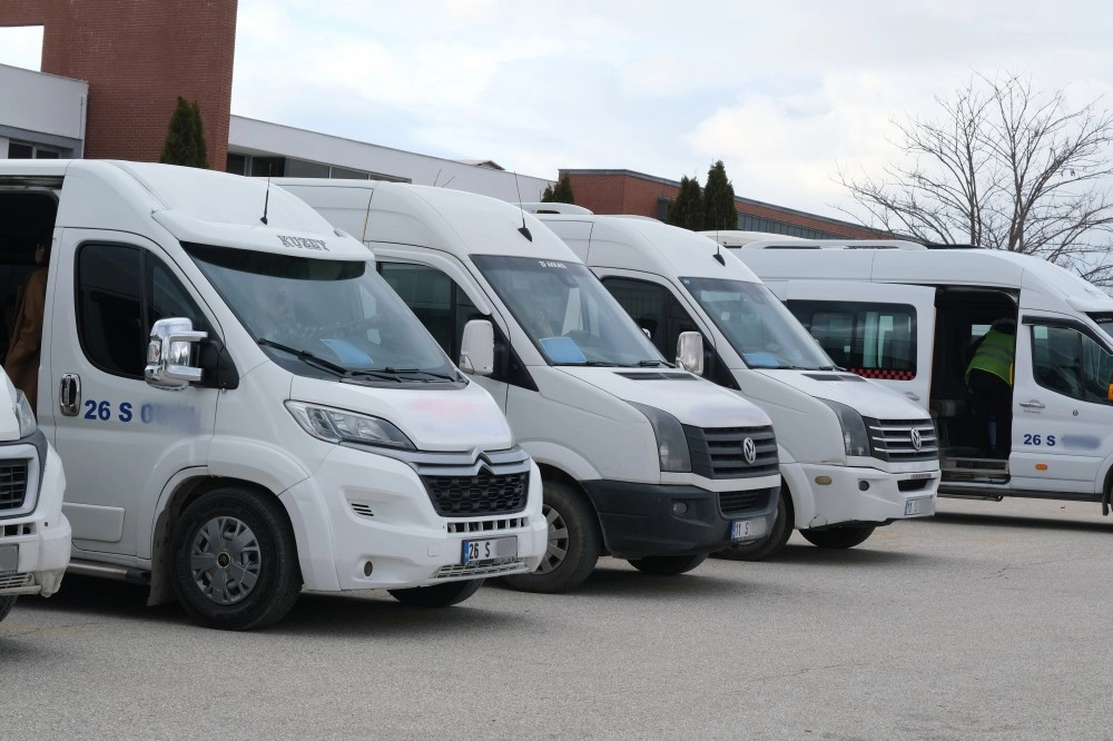 Eskişehir'de 'S' plakalı servis araçlarına yönelik çalışma ruhsatı ve özel izin belgesi başvuruları için son tarih uyarısı yapıldı.