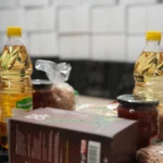 Eskişehir'de 'Şehir Paylaşmaktır' dayanışma hareketi kapsamında ihtiyaç sahiplerine gıda kolileri dağıtılıyor.