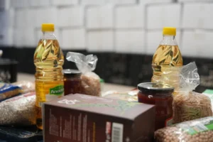 Eskişehir'de 'Şehir Paylaşmaktır' dayanışma hareketi kapsamında ihtiyaç sahiplerine gıda kolileri dağıtılıyor.