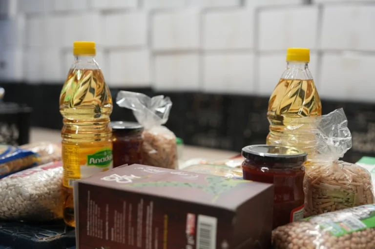 Eskişehir'de 'Şehir Paylaşmaktır' dayanışma hareketi kapsamında ihtiyaç sahiplerine gıda kolileri dağıtılıyor.