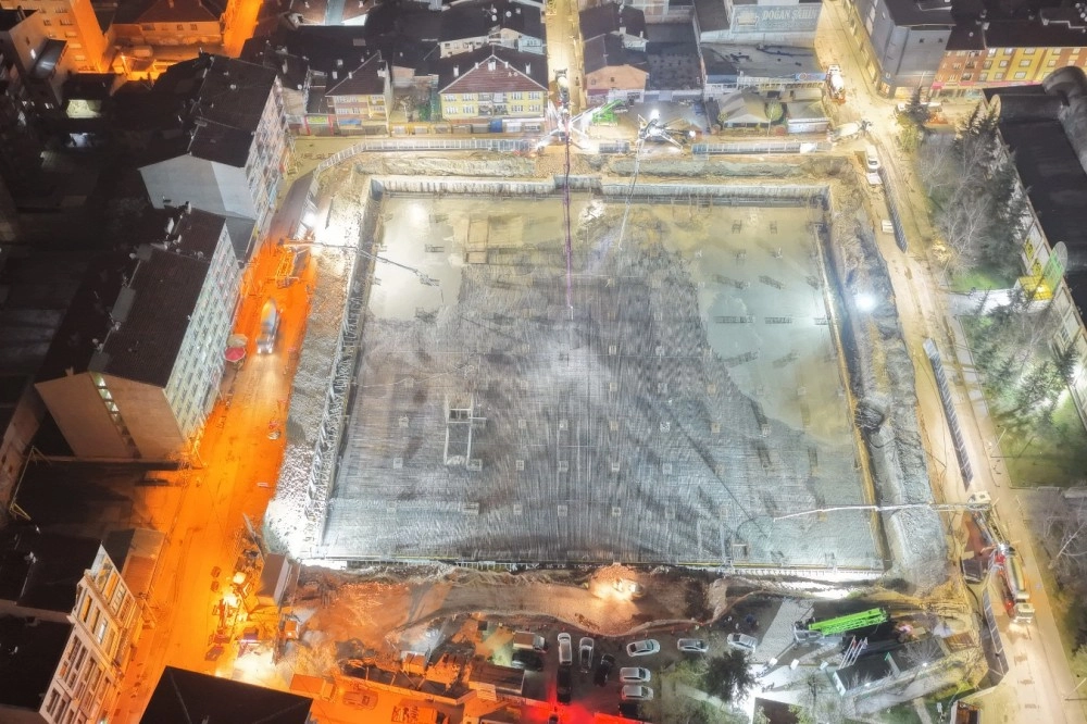 Eskişehir Kurtuluş Kapalı Pazar Yeri projesi için dev beton dökümü yapılıyor