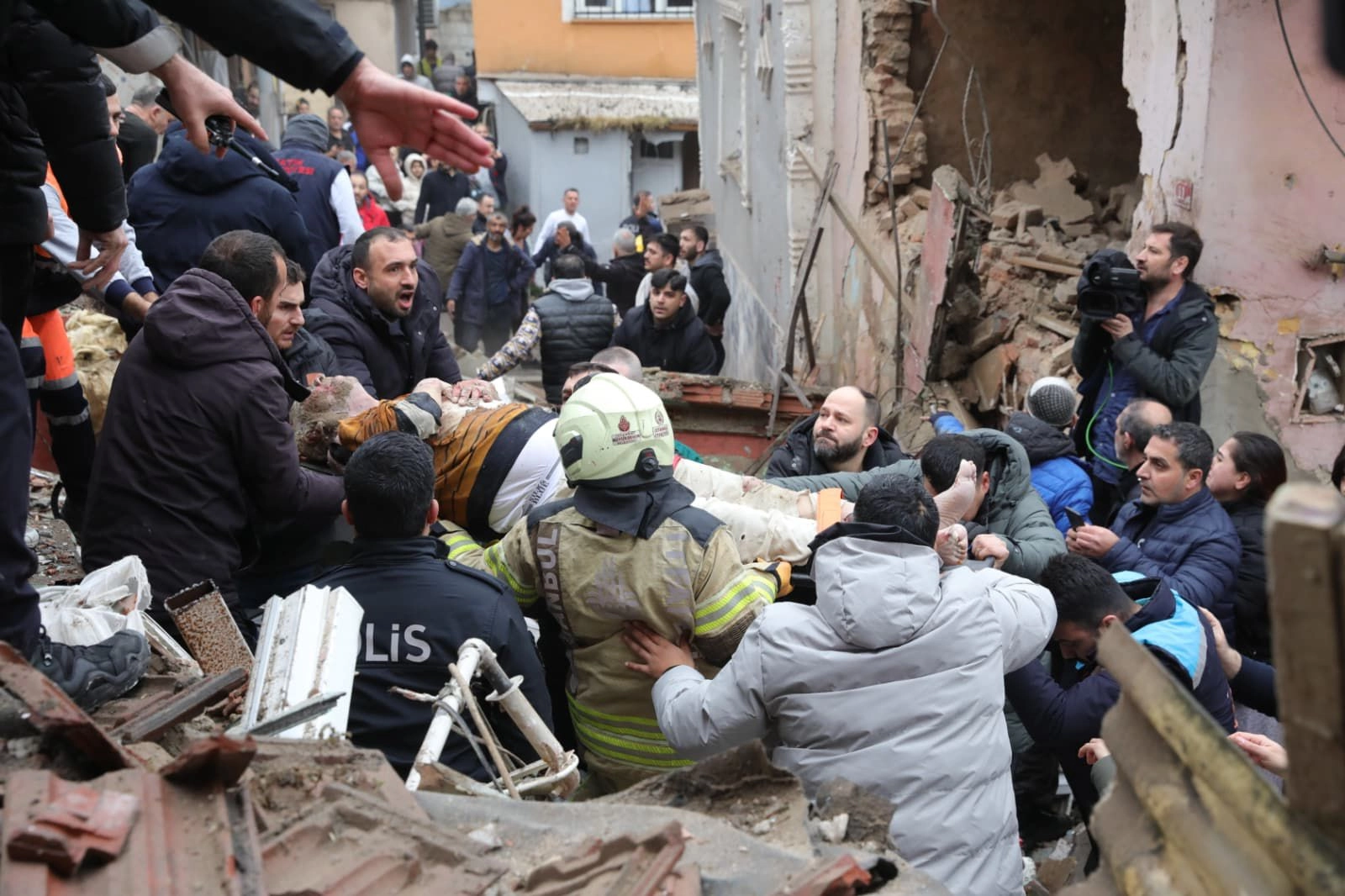 Fatih'te meydana gelen bina çökmesi sonucu arama kurtarma çalışmaları