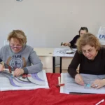 Maltepe Belediyesi Cevizli Kadın Danışma Merkezi'nde filografi sanatı kursu alan kadınlar