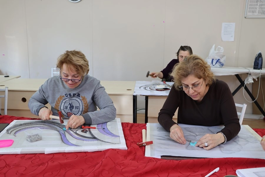 Maltepe Belediyesi Cevizli Kadın Danışma Merkezi'nde filografi sanatı kursu alan kadınlar