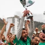 Fındıklıspor'un Bölgesel Amatör Lig'e yükselmesini kutlayan taraftarlar ve futbolcular