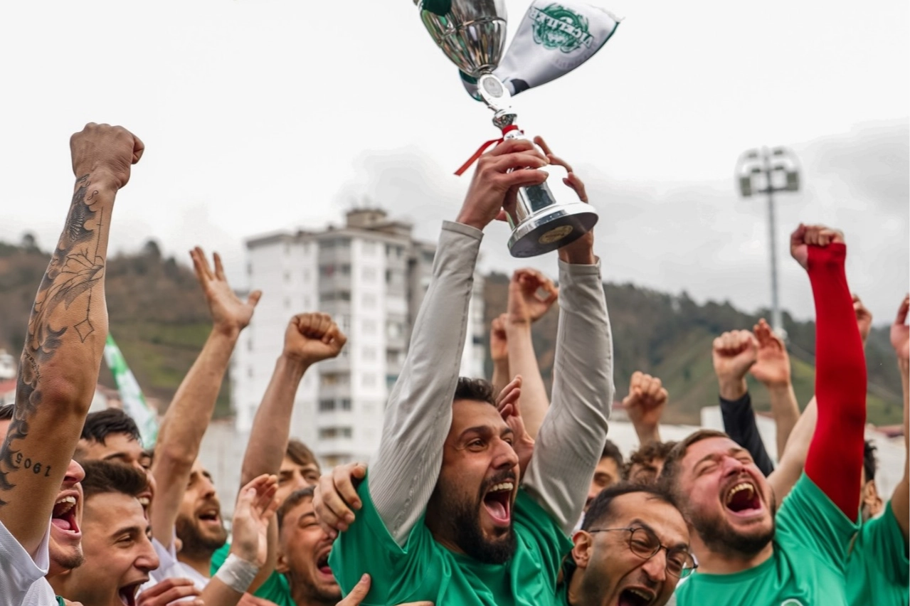 Fındıklıspor'un Bölgesel Amatör Lig'e yükselmesini kutlayan taraftarlar ve futbolcular