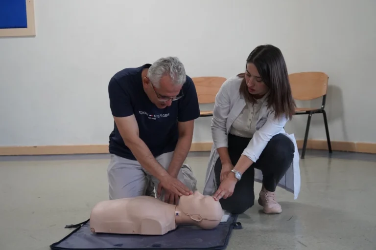 GASMEK logosu ve eğitim alan kursiyerler