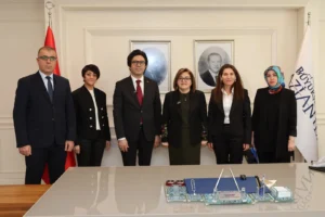 Gaziantep'te Ebe Süreklilik Modeli'ni tanıtan Fatma Şahin ve proje ekibi