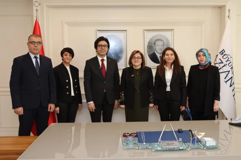 Gaziantep'te Ebe Süreklilik Modeli'ni tanıtan Fatma Şahin ve proje ekibi