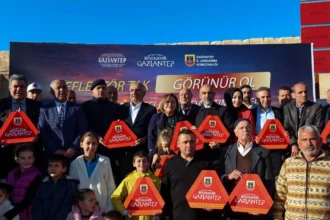 Gaziantep Büyükşehir Belediyesi tarafından çiftçilere reflektör dağıtımı yapılıyor