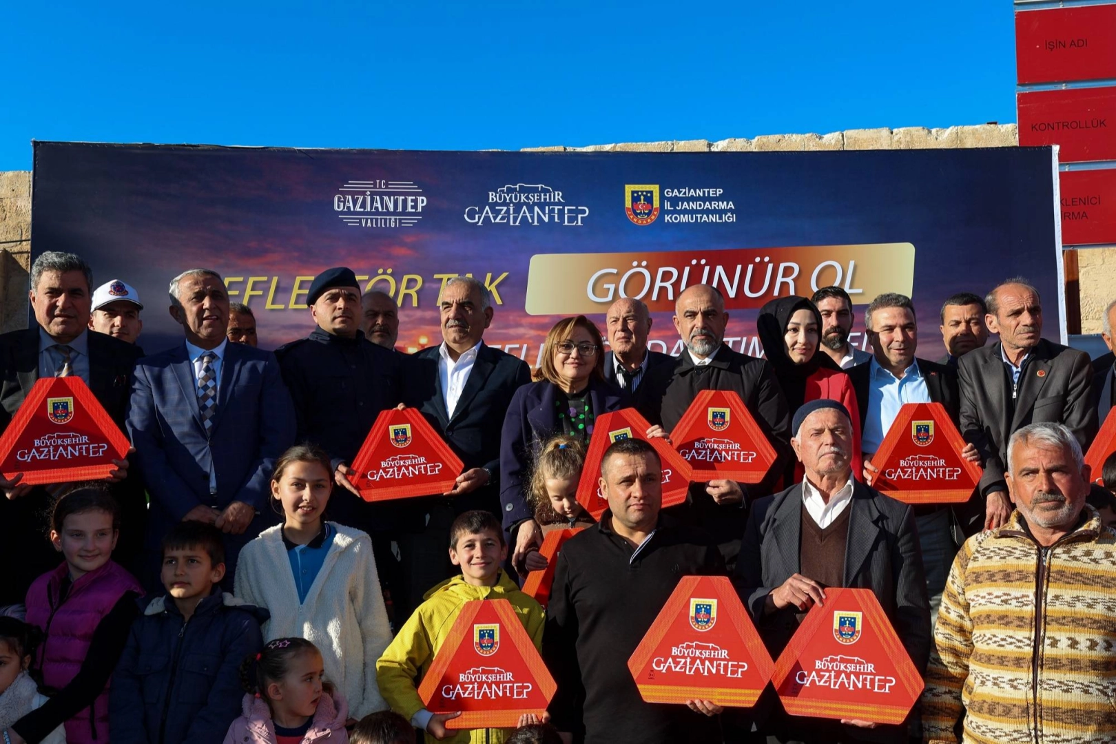 Gaziantep Büyükşehir Belediyesi tarafından çiftçilere reflektör dağıtımı yapılıyor