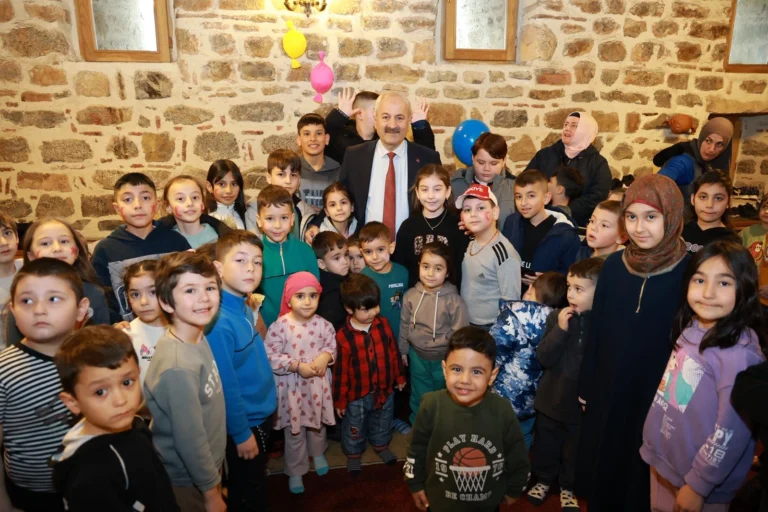 Gebze'de düzenlenen 'Elveda Ramazan Hoş Geldin Bayram' etkinliğinde çocuklar bayram coşkusu yaşadı.