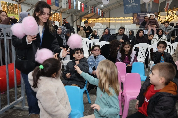 Gebze Kent Meydanı'nda Ramazan etkinlikleri kapsamında bir araya gelen vatandaşlar