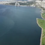 Gediz Nehri'nde tespit edilen ciddi kirlilik, İzmir Körfezi ve tarımsal alanlar için tehlike oluşturuyor.