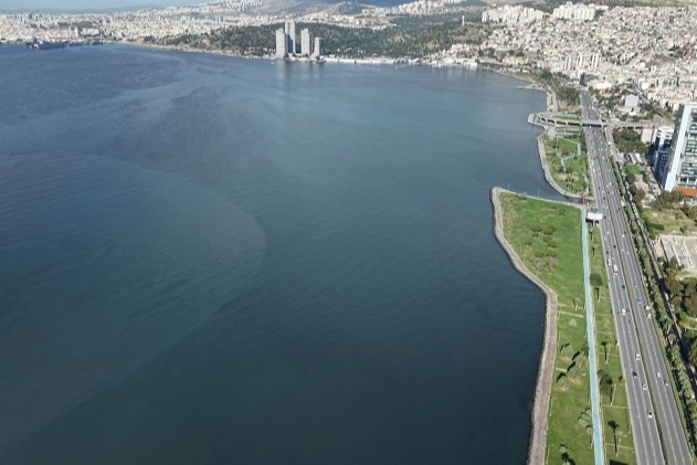 Gediz Nehri'nde tespit edilen ciddi kirlilik, İzmir Körfezi ve tarımsal alanlar için tehlike oluşturuyor.