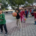 İzmir Büyükşehir Belediyesi'nin okullara spor malzemesi dağıtımını gösteren görsel