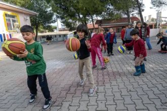 İzmir Büyükşehir Belediyesi'nin okullara spor malzemesi dağıtımını gösteren görsel