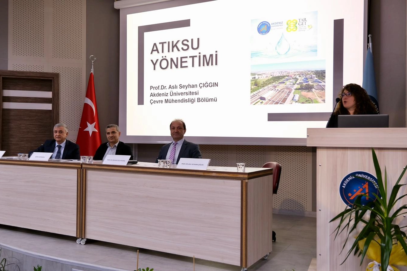 ASAT Genel Müdürü Cengiz Gülebay, Akdeniz Üniversitesi'nde öğrencilerle su etiği ve yönetimi üzerine konuştu.