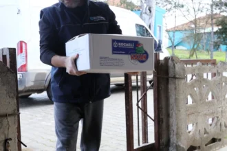 Kocaeli Gönül Kazan Projesi kapsamında yaşlılara sıcak yemek dağıtılıyor