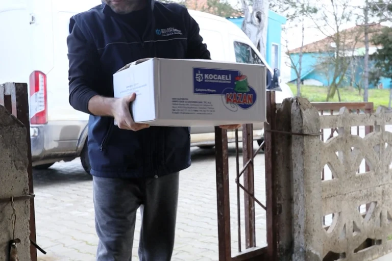 Kocaeli Gönül Kazan Projesi kapsamında yaşlılara sıcak yemek dağıtılıyor