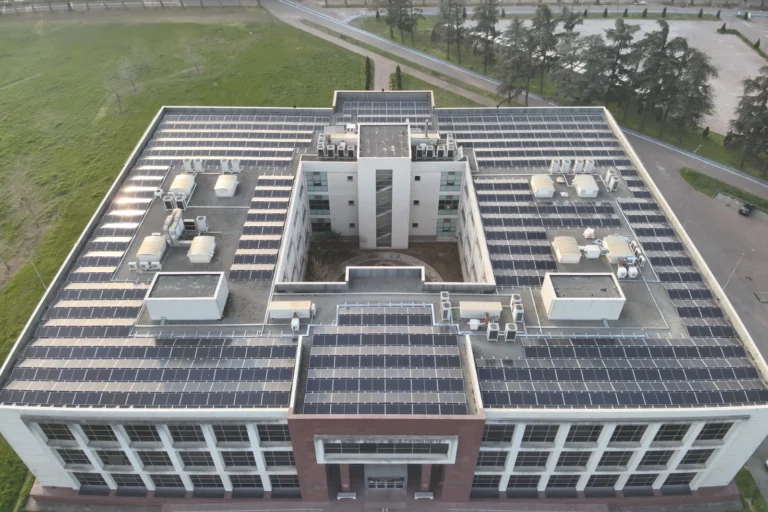 Gebze Teknik Üniversitesi'nde Güneş Enerjisi Santrali kurulumu sürüyor