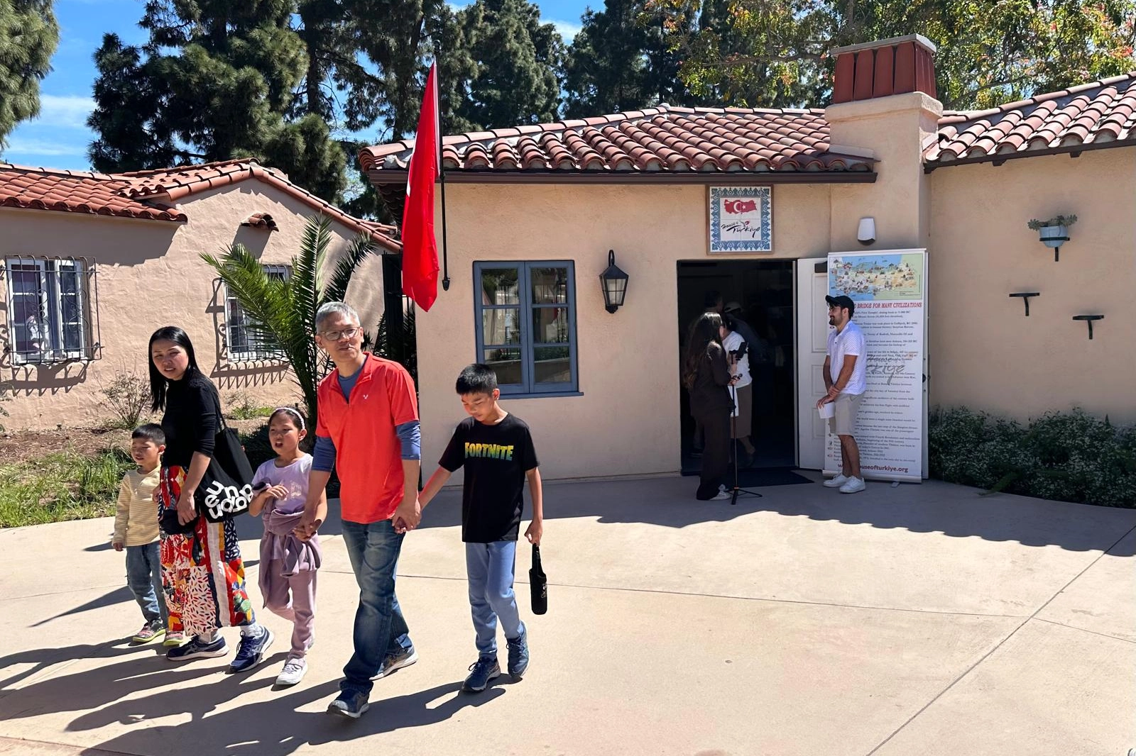 San Diego'daki Türk Evi, gurbetteki Türkler için bir araya gelme ve kültür tanıtımı mekanı.