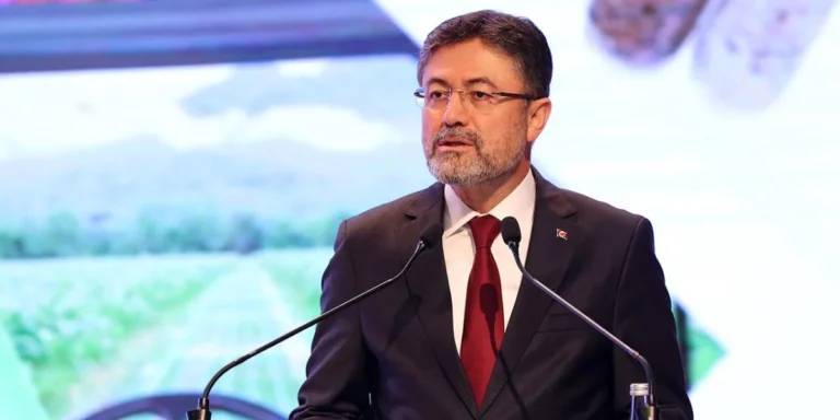 Tarım ve Orman Bakanı İbrahim Yumaklı, Güvenilir Gıda uygulamasının lansmanını yapıyor.