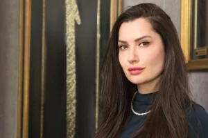 Hacer Özlem Çiçek'in yeni kitabı Vakti Gelenin Yolu'nun kapağı