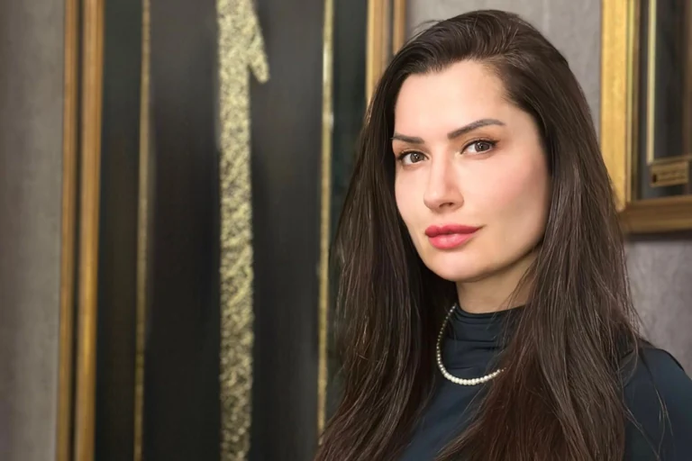 Hacer Özlem Çiçek'in yeni kitabı Vakti Gelenin Yolu'nun kapağı