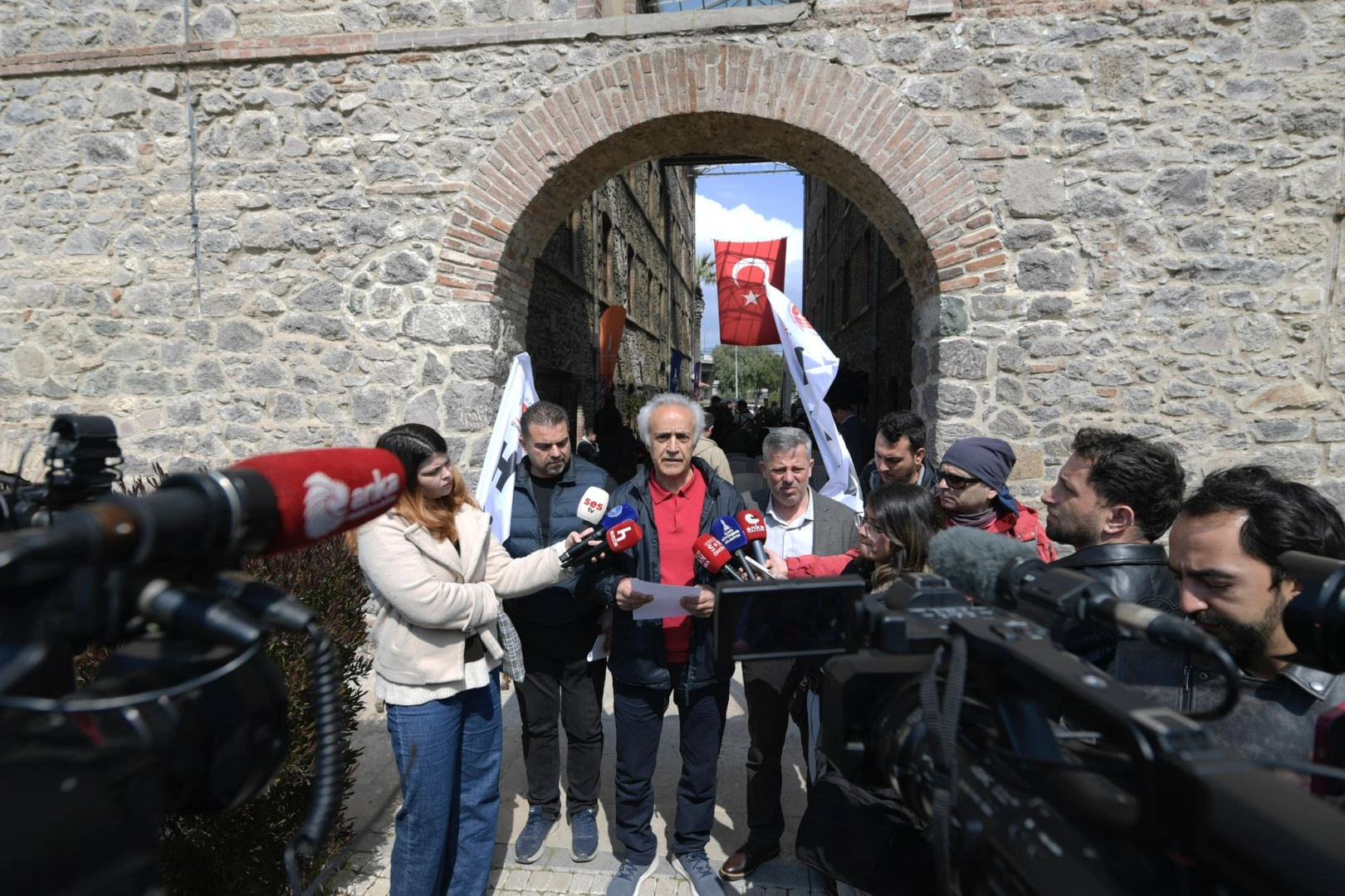 Harita ve Kadastro Mühendisleri Odası, Meslek Fabrikası'nın Vakıflar Genel Müdürlüğü tarafından tescil edilmesinin yasalara aykırı olduğunu belirtti.