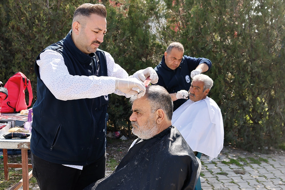 Hatay'da yaşlı ve engelli vatandaşlara evlerinde ücretsiz berberlik hizmeti veriliyor