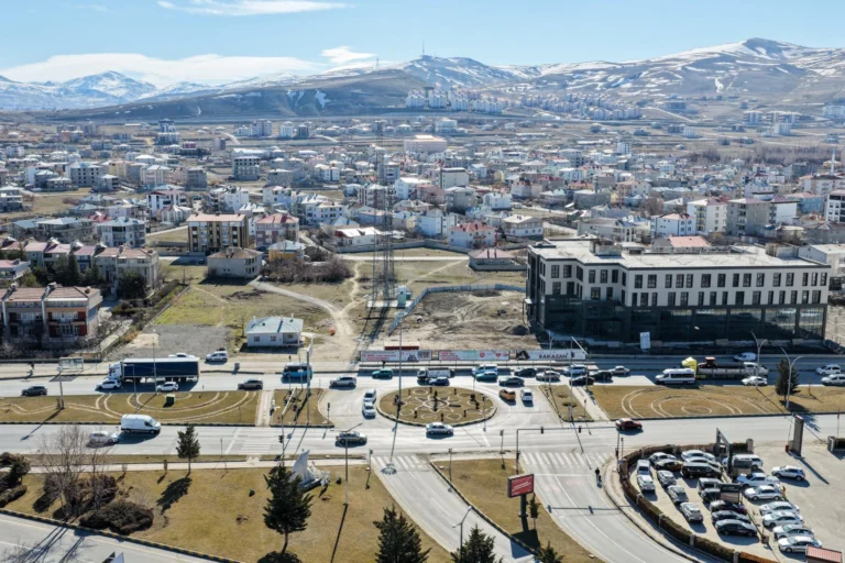 Van Havalimanı Kavşağı'na yapılan yeni bağlantı yolu inşaatından genel görünüm