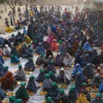 Help Yetim, Nijerya'nın Kano bölgesinde ihtiyaç sahiplerine yardım dağıtıyor.