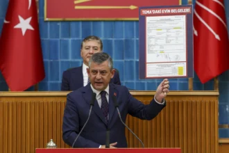 CHP Genel Başkanı Özgür Özel, TBMM'de partisinin grup toplantısında konuşma yapıyor.