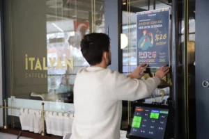 Eskişehir'de ayın 26'sı indirim günleri kapsamında esnaf ve vatandaşlar alışveriş yapıyor