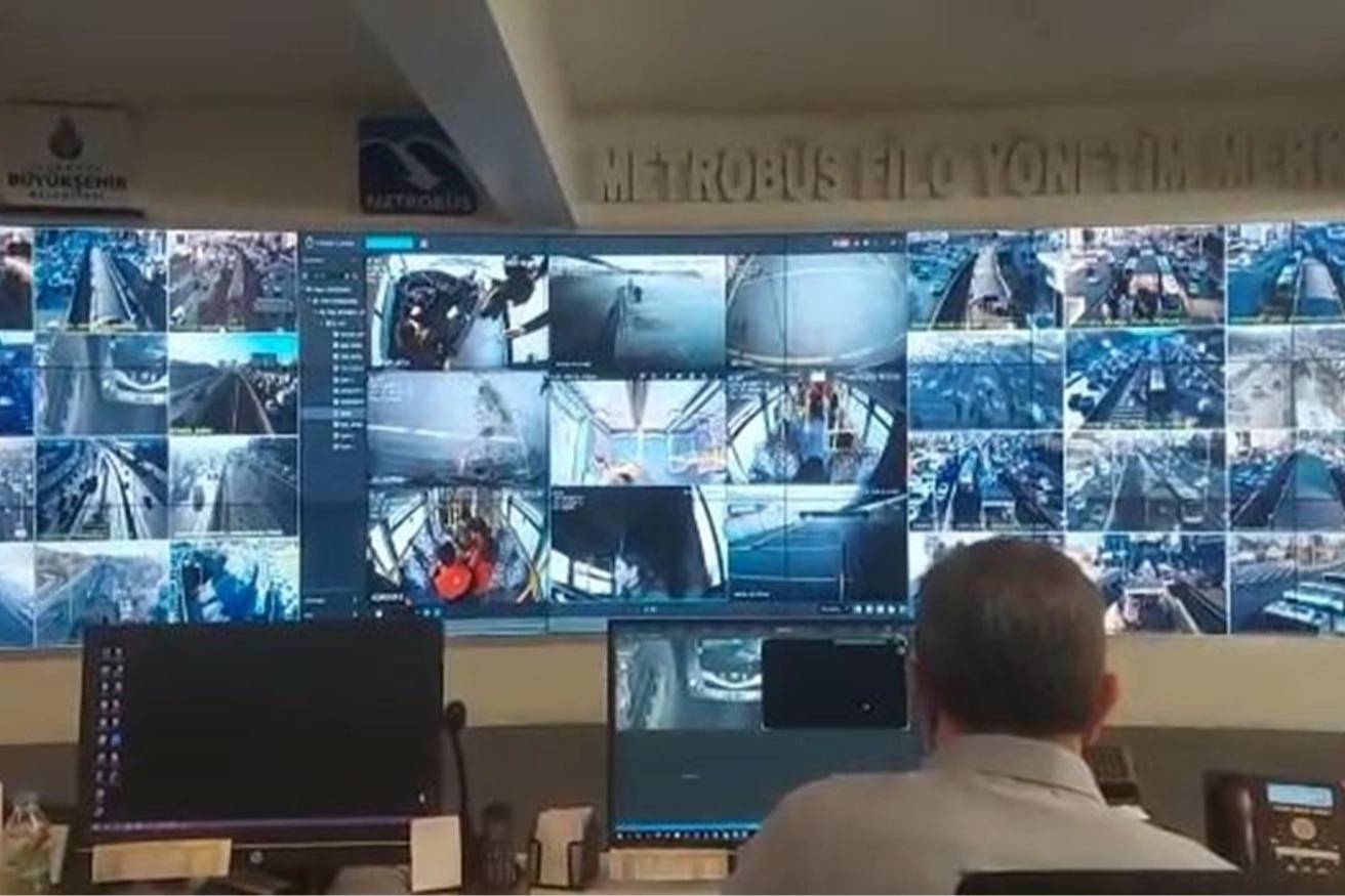 İstanbul Büyükşehir Belediyesi (İBB), Ramazan Bayramı boyunca ulaşımı ücretsiz hale getirdi ve çeşitli hizmetlerle vatandaşların yanında.