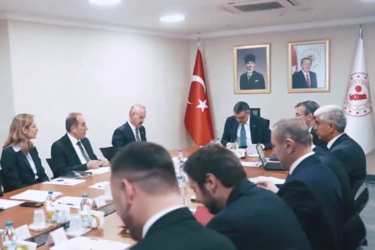 İçişleri Bakanı Mustafa Çiftçi, Hukuk Hizmetleri Genel Müdürlüğü'nden brifing alırken