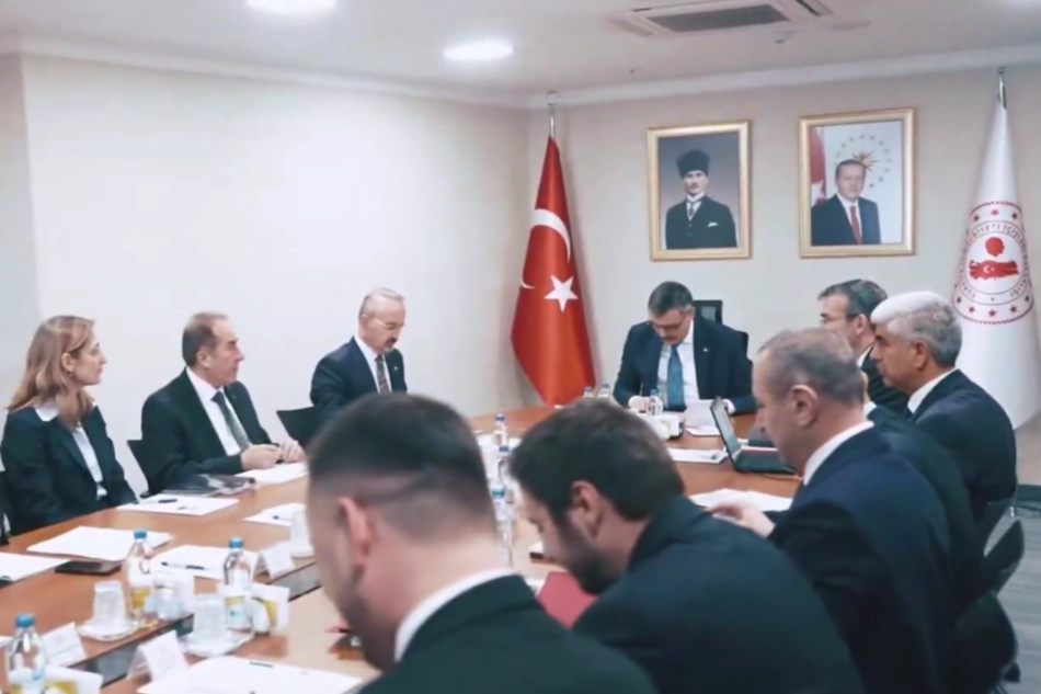 İçişleri Bakanı Mustafa Çiftçi, Hukuk Hizmetleri Genel Müdürlüğü'nden brifing alırken