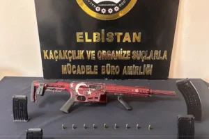 İçişleri Bakanlığı'nın suç örgütlerine yönelik operasyonunda gözaltına alınan şahıslar ve ele geçirilen malzemeler.