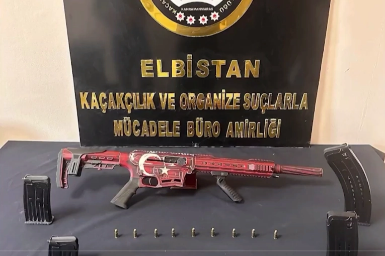 İçişleri Bakanlığı'nın suç örgütlerine yönelik operasyonunda gözaltına alınan şahıslar ve ele geçirilen malzemeler.