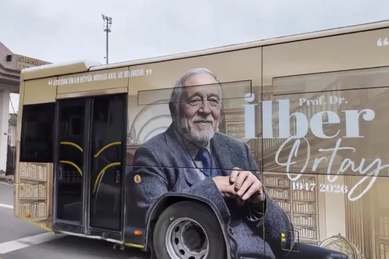 İETT'nin İlber Ortaylı anısına hazırladığı 'Saygı Otobüsü' İstanbul sokaklarında